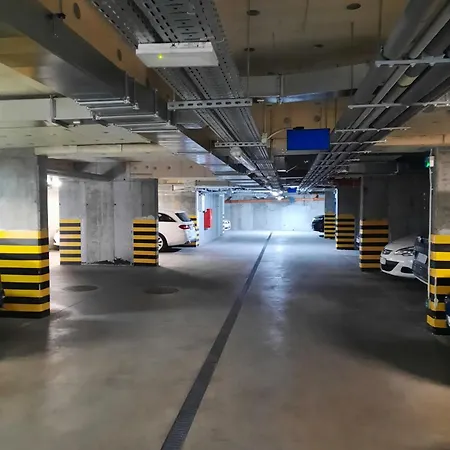 Center Z Parkingiem Lägenhet